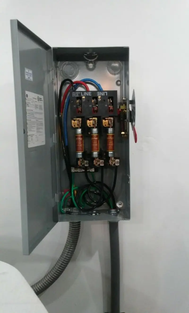 Three-phase disconnect switch installed for Smoke Detector Installation in Baldwyn